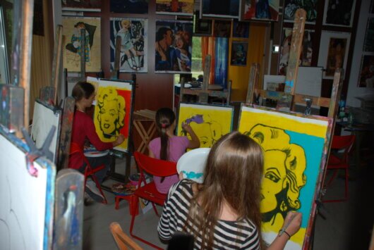 Warsztaty malarskie dla dzieci w Warszawa Galeria Sznurki. Kopiujemy obrazy wielkich mistrzów malarstwa światowego.