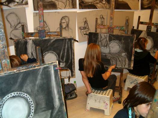 Warsztaty rysunkowe dla młodzieży w pracowni plastycznej Galeria Sznurki w Warszawie na Mokotowie. Rysunek węglem.