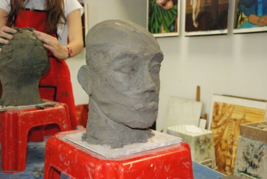 warsztaty rzeźbiarskie dla dzieci w pracowni plastycznej Galeria Sznurki w Warszawie.