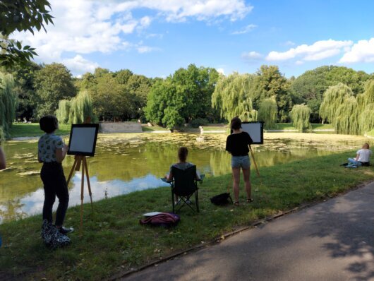 Plenery plastyczne przeznaczone są dla dzieci i młodzieży uczestniczących w zajęciach artystycznych, które chcą rozwijać swoje umiejętności rysunkowe i malarskie w otoczeniu natury.