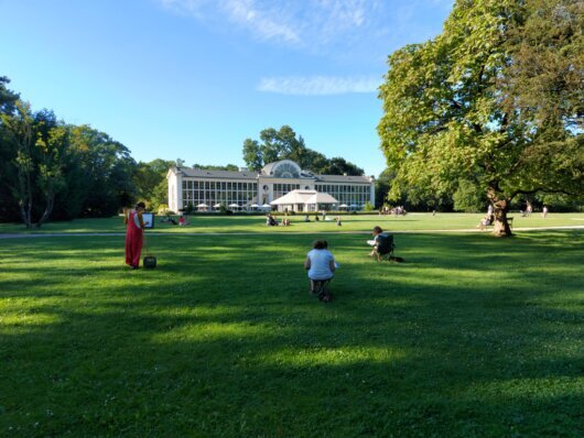Zajęcia plenerowe Galerii Sznurki odbywają się w parkach i przestrzeniach zielonych Warszawy, między innymi w Łazienki Królewskie.
